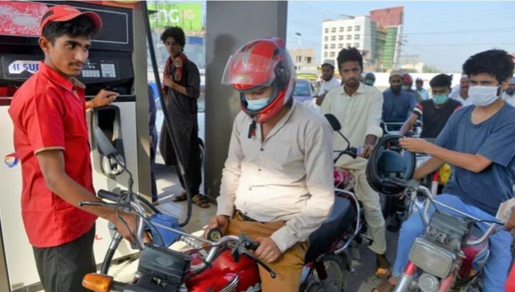پٹرول اور ڈیزل مزید مہنگا، پٹرول کی قیمت میں 45 پیسے جبکہ ڈیزل میں 1.16 روپے اضافہ
