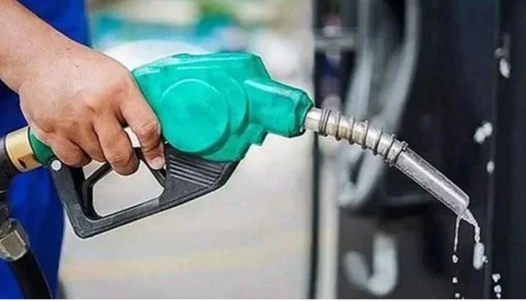 پیٹرول 26 روپے 2 پیسے فی لیٹر اور ڈیزل 17 روپے سے زائد مہنگا کر دیا گیا