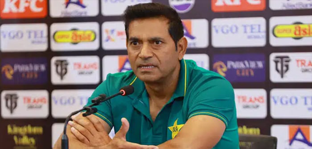 کسی بولر کو چار چھکے پڑ جانا کوئی بڑی بات نہیں: عبوری ہیڈ کوچ عاقب جاوید