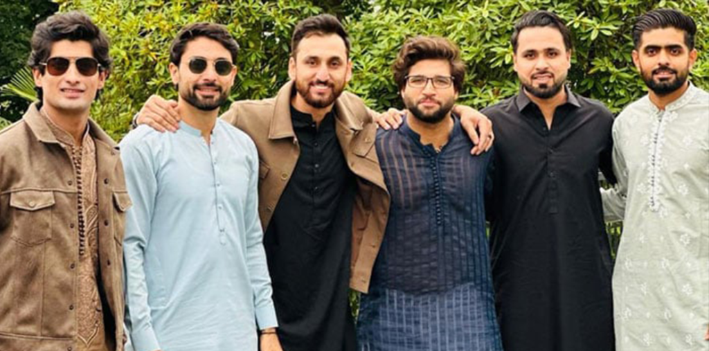 نیوزی لینڈ سے پاکستان کرکٹ ٹیم کی قوم کو عید کی مبارک، فینز کے ساتھ تصاویر بنوائیں