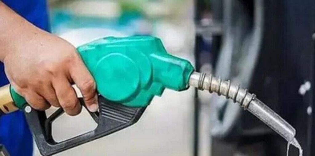 پیٹرولیم مصنوعات کی قیمتوں میں یکم جون کو معمولی رد و بدل کا امکان