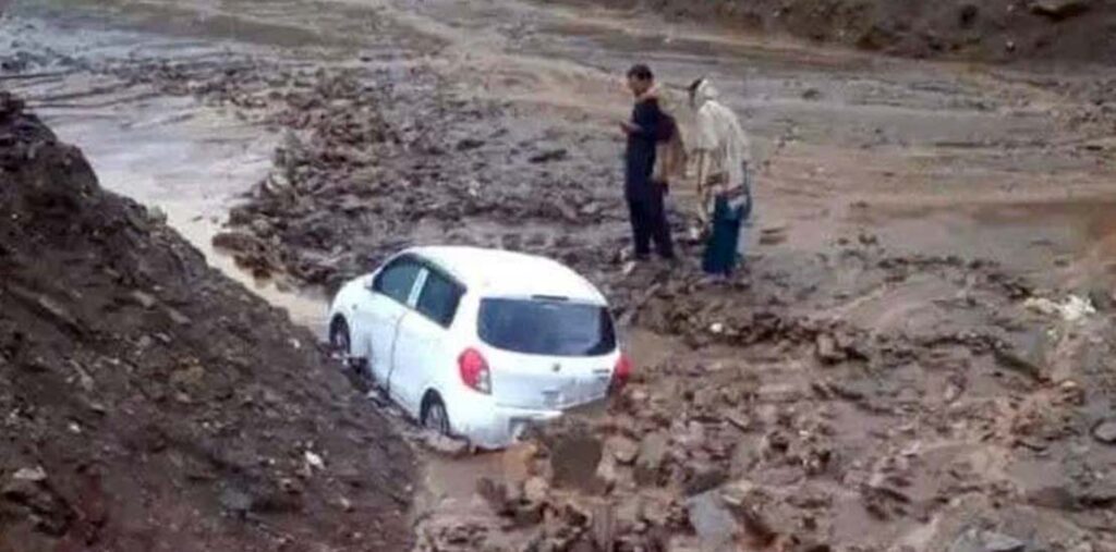 گلگت میں دنیور نالے پر مٹی کا تودہ گرنے سے 7 رضاکار جاں بحق
