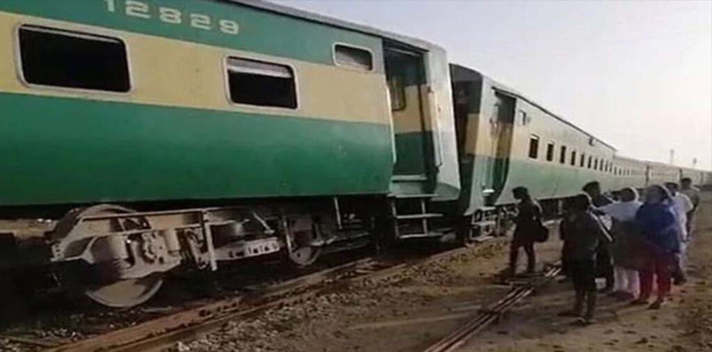 لودھراں ریلوے اسٹیشن کے قریب عوام ایکسپریس کو حادثہ،2 بوگیاں پٹری سے اتر گئیں،ایک مسافر جاں بحق،21 زخمی