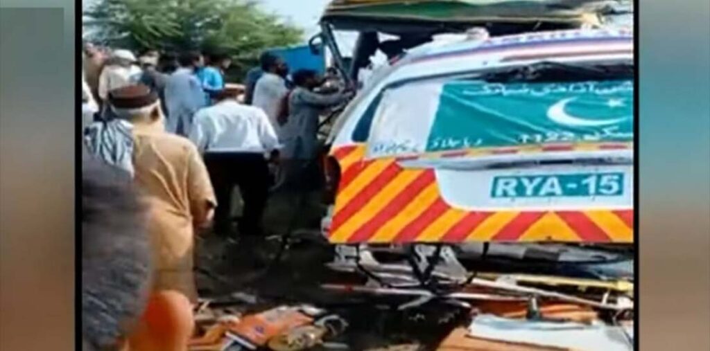 رحیم یارخان میں ایمبولینس بس سے ٹکراگئی،6 افراد جاں بحق