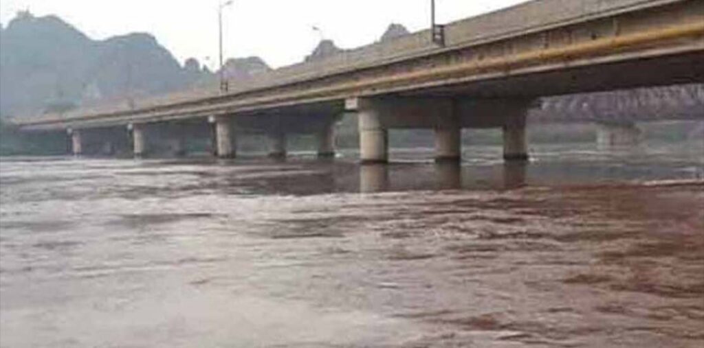 پنجاب کے دریاؤں میں پانی کا بہاؤ بڑھ گیا، مختلف مقامات پر سیلابی صورتحال