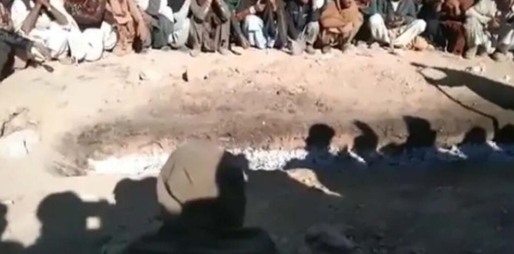 بلوچستان: چوری کے شبے میں جرگے کے فیصلے پر 8 افراد کو دہکتے انگاروں پر چلایا گیا