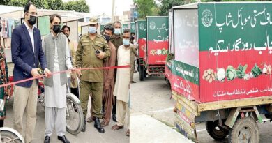 ملتان: ضلعی انتظامیہ نے حکومت کو ادا کیے جانے والے کرایے اور دیگر واجبات کی وصولی کے لیے ملتان کی غلہ منڈی میں 114 دکانیں سیل کر دی ہیں۔ انتظامیہ کے مطابق، ان دکانوں پر واجب الادا سرکاری رقوم کا کل حجم 101.9 ملین روپے سے تجاوز کر گیا تھا۔